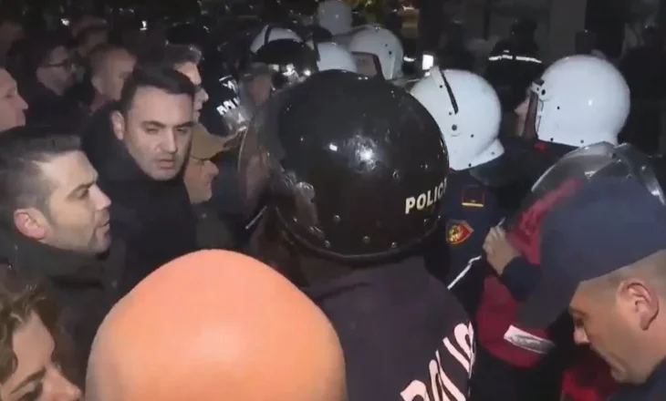 Nis me tensione protesta e opozitës, policia nuk lejon bllokimin e rrugëve; përplasje dhe konfrontime (Foto/Video)