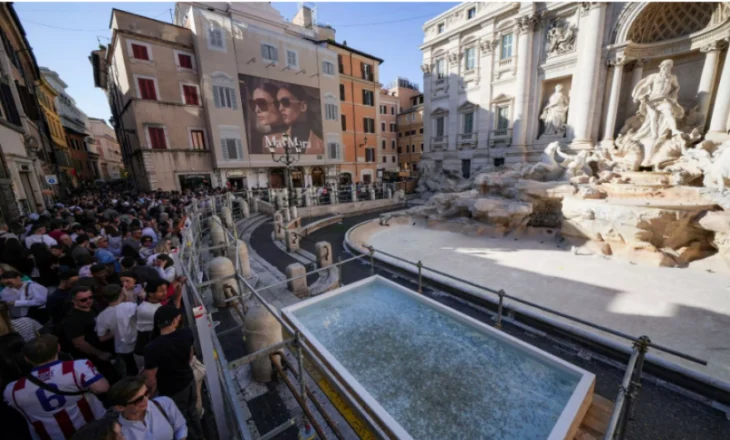 Një pishinë ‘e shëmtuar’ e improvizuar përpara Fontana Di Trevi dhe…/ Si u transformua Roma nga rinovimet?