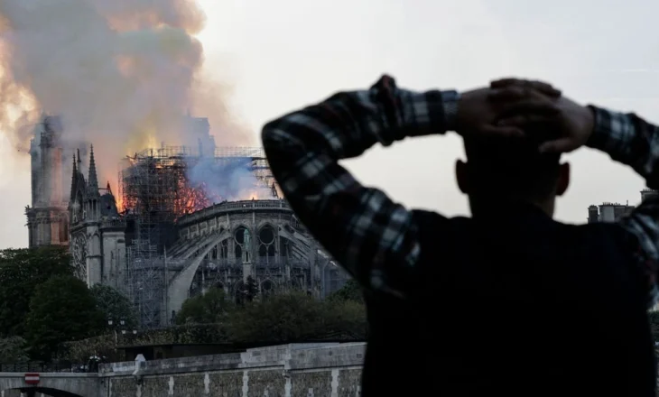 Notre Dame hapet 5 vite pas zjarrit! Macron viziton katedralen e rindërtuar