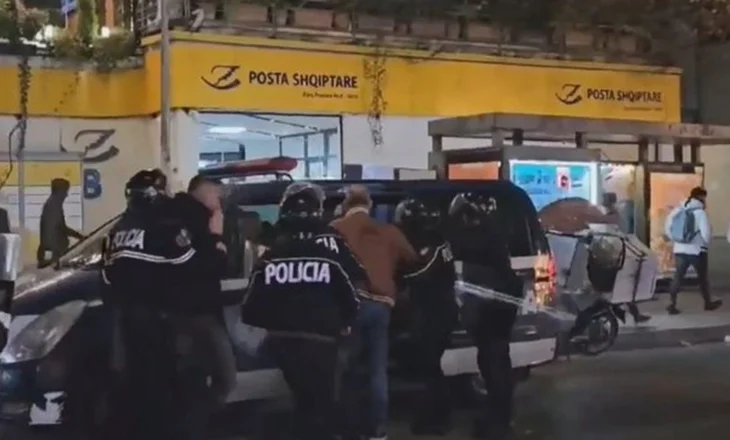 Policia shoqëron disa protestues në komisariat, mes tyre zyrtarë të degës nr.5 të PD