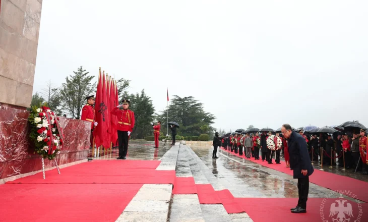 Presidenti Begaj homazhe në Varrezat e Dëshmorëve: Sakrifica e tyre, amaneti ynë!