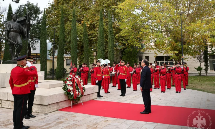 Presidenti uron Pavarësinë nga Sheshi i Flamurit në Vlorë, vendos kurorë me lule në vendprehjen monumentale të Ismail Qemalit