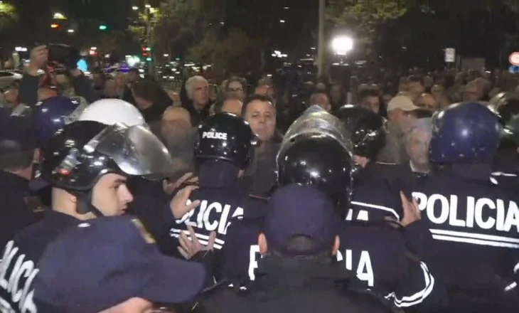 Protesta e opozitës, deputetët përplasen dhunshëm me policinë; shoqërohen disa protestues!