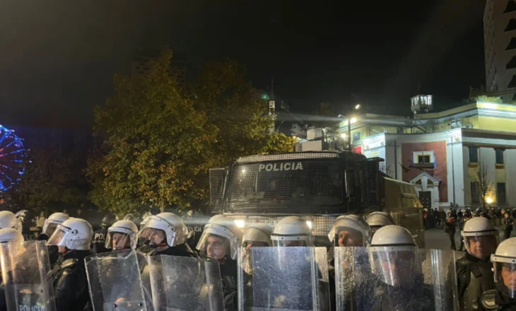 Protesta e opozitës, procedohen 64 persona, mes tyre edhe 17 deputetë të opozitës