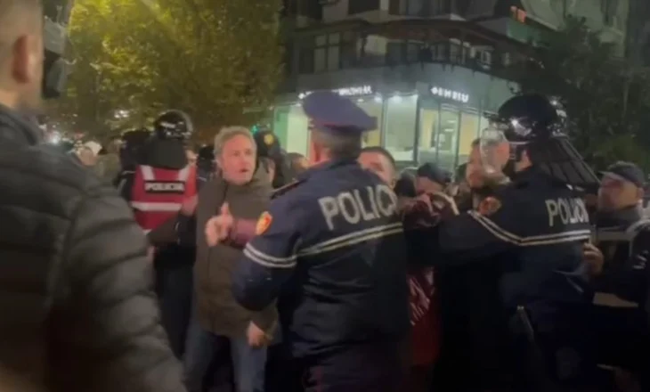 Protesta e PD, Bardh Spahia përplaset fizikisht me Policinë