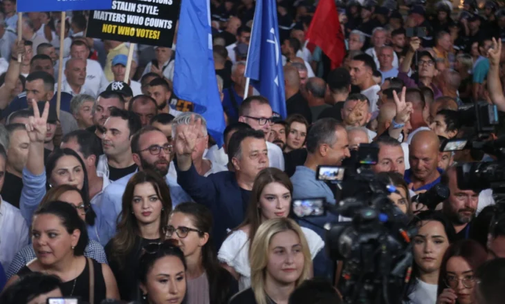 “Qarkullimi mjeteve do devijohet në rrugë alternative”- Protesta e opozitës, policia: Bllokimi akseve në Tiranë është vepër penale, do mbahet përgjegjësi! Ja apeli për organizatorët