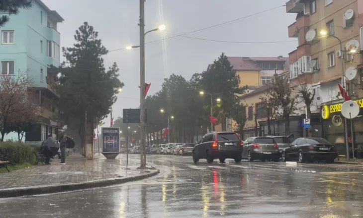 Rënie gurësh në disa akse në Kukës, disa zona pa energji elektrike si pasojë e reshjeve