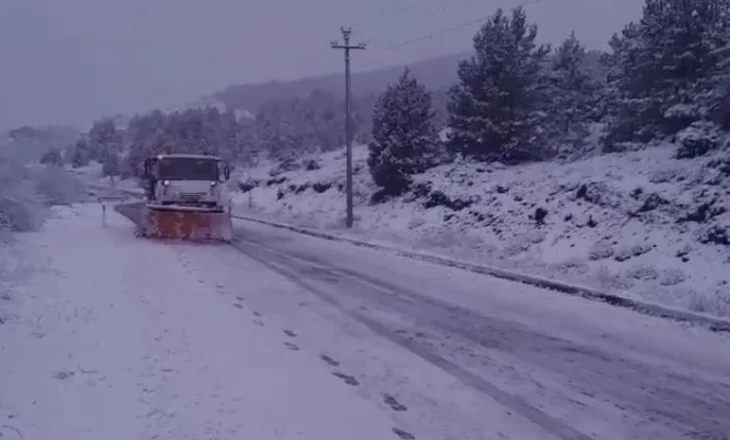 Reshjet e dëborës në qarkun e Korçës, zbardhet Dardha dhe Voskopoja