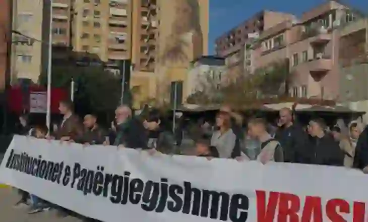 Sërish protestë për vrasjen e Martin Canit, qytetarët marshojnë nga shkolla “Fan Noli” drejt Ministrisë së Arsimit  