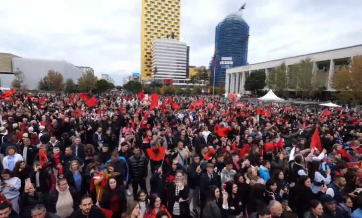 Shqipëria feston 112-vjetorin e Pavarësisë, zhvillohet në Tiranë ceremonia e ngritjes së flamurit