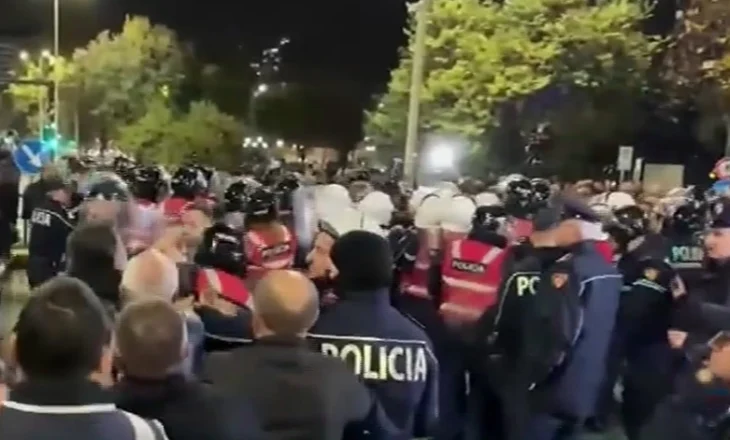 Tensione në rrugën e Elbasanit, protestuesit përplasen me policinë! Shoqërohen disa persona