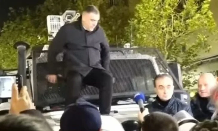 Tensionohet situata te sheshi “Willson”, policia hedh gaz lotsjellës për të shpërndarë protestuesit; Blushi hipën sipër autobotit me ujë