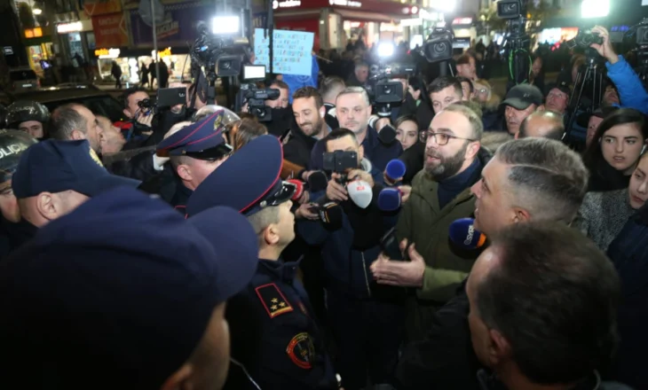 “Ushtarë të bandave që i kanë veshur me uniformë policie”- Përplasjet në protestë, Gazment Bardhi i revoltuar: Kanë marrë urdhër që të dhunohen deputetët e opozitës