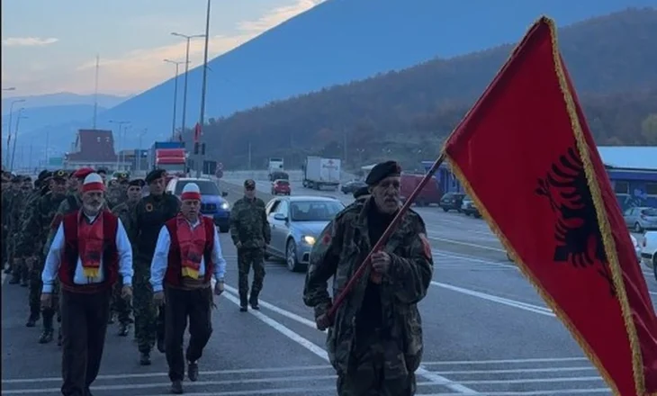 Vëllezërit nga Kosova drejt Shqipërisë, veteranët e UÇK kalojnë me ceremoni ushtarake në Morinë