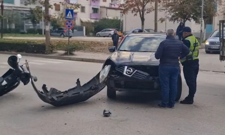 VIDEO/Aksident në Fier! Makina përplaset me motorin, lëndohet drejtuesi i motomjetit