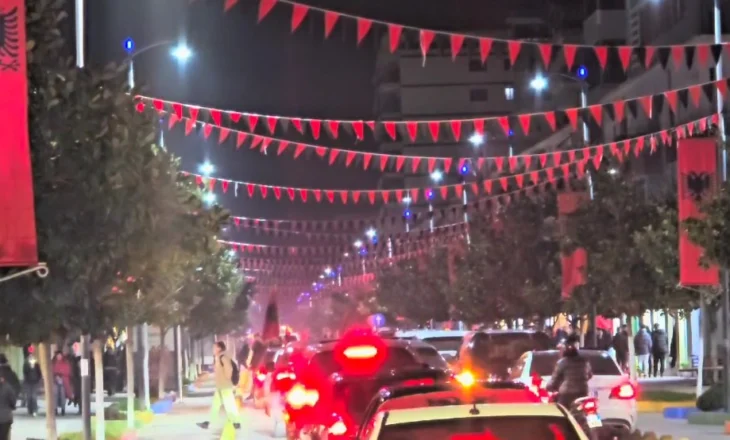 VIDEO/ Fieri “vishet” kuqezi! Atmosferë festive për 28 Nëntorin, qytetarët paradë me flamujt në makina