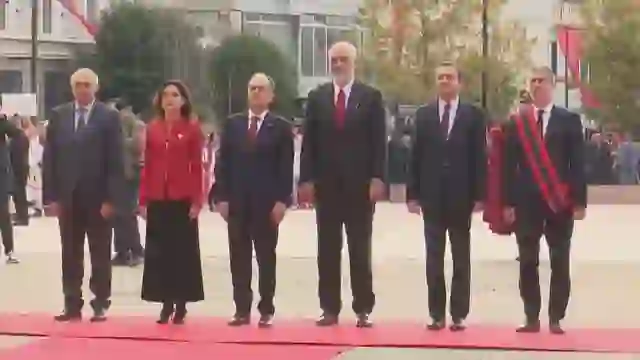 VIDEO: Rama krah Kurtit në Vlorë, mbahet ceremonia shtetërore për Ditën e Pavarësisë