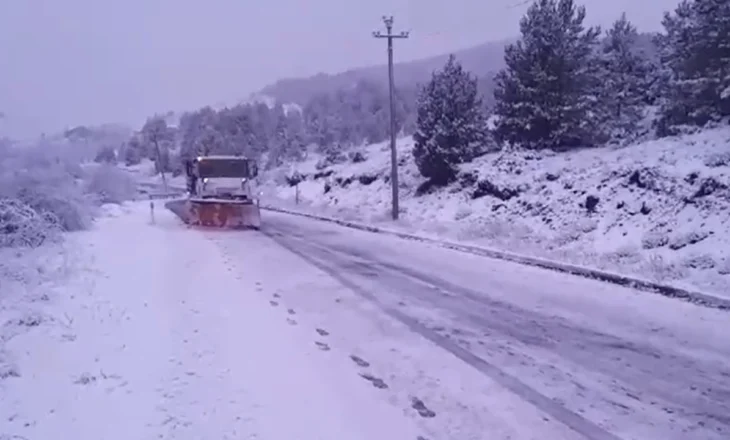 VIDEO/ Reshjet e para të borës edhe në Korçë, fillon pastrimi i akseve rrugore në Voskopojë dhe Dardhë