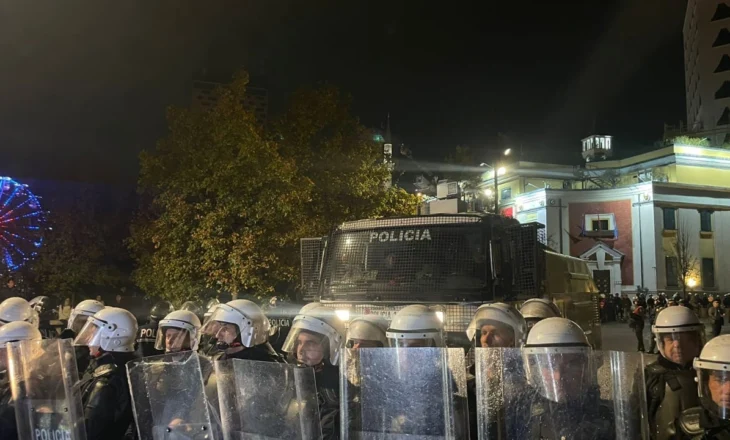 Zhbllokohet pas dy orësh sheshi “Willson” dhe “Zogu i Zi”/ Largohen protestuesit, nis lëvizja e mjeteve! Vijon ende në tre pika të tjera