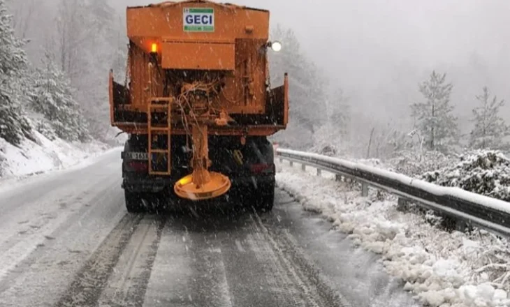 Bora dhe ngricat, ARRSH: Udhëtoni me goma dimërore e zinxhirë në veri dhe juglindje