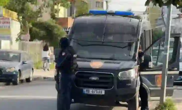 Detaje nga operacioni i SPAK në Shkodër, shoqërohen në polici disa persona; sekuestrohen armë dhe 5 makina të blinduara