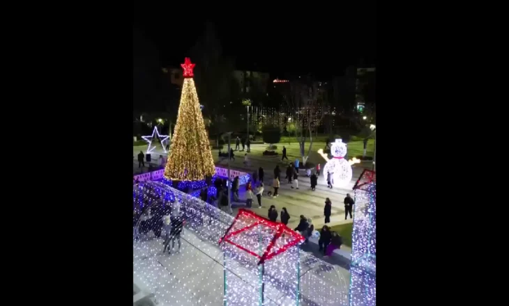 Dhjetori i festave në Cërrik, Rama poston videon nga ndezja e dritave