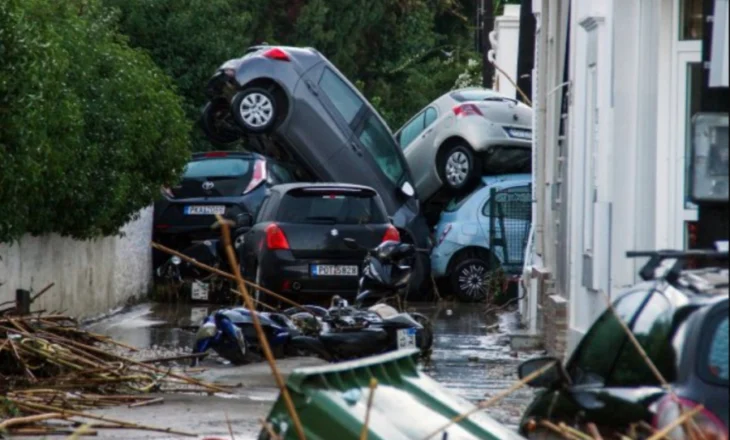 Dy të vdekur pasi një stuhi ka goditur Greqinë, detaje dhe pamje që tregojnë kaosin e krijuar