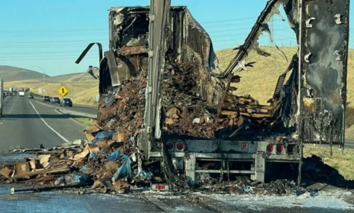 “Ëmbëlsoi” autostradën dhe vështirësoi qarkullimin, merr flakë kamioni që transportonte 20 mijë kilogram çokollatë