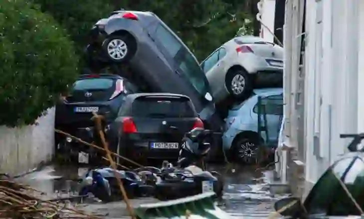 FOTO: Makina dhe rrugë të zhytura në ujë, pamje apokaliptike nga përmbytjet në Rodos