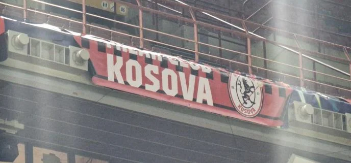 Pankarta “Kosovë” në San Siro tërbon serbët, ndihen të provokuar