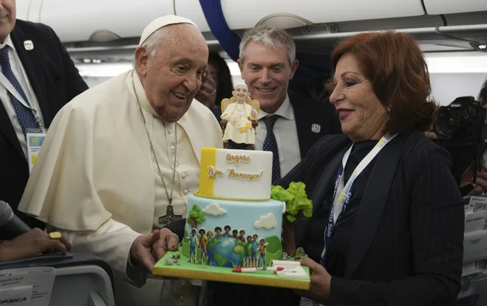 Papa Françesku feston 88-vjetorin në avion