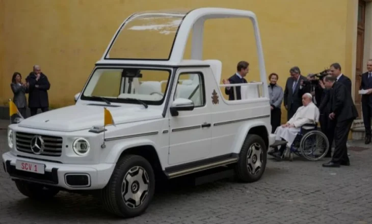 Papa Françesku merr ‘papmobilin’ e tij të parë tërësisht elektrik