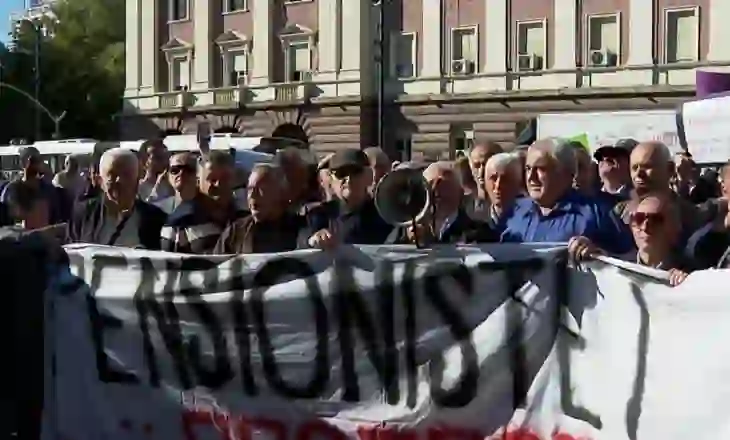 Pensionistët protestojnë para Kryeministrisë: Bonusi është mashtrim dhe djallëzi