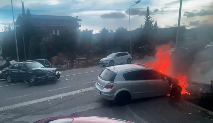 Përplasen dy makina në Lezhë, njëra shpërthen në flakë, plagosen shoferët