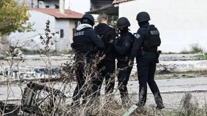 Policia helene hedh dy shqiptarë dhe dy grekë në pranga, shpërndanin drogë në Patra