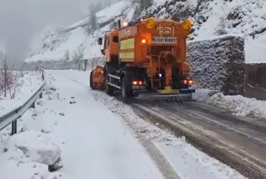 Reshjet e dëborës përfshijnë juglindjen, bllokohet rruga e re Korçë-Ersekë