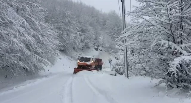 Rruga e re Korçë-Ersekë mbetet e bllokuar, hapen akset për në Dardhë dhe Voskopojë (VIDEO)