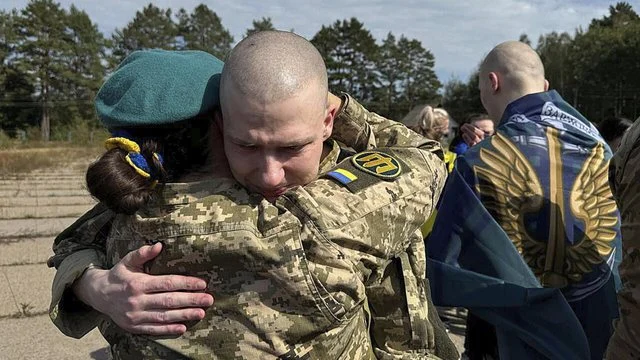 Rusia dhe Ukraina shkëmbejnë 300 të burgosur lufte