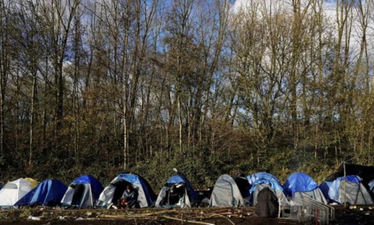 Të shtëna me armë zjarri në një kamp emigrantësh në Francë, pesë persona mbeten të vrarë