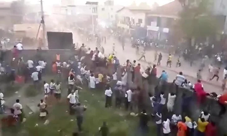 Tragjedi në stadium, më shumë se 50 të vdekur në Guinea, mes tyre edhe fëmijë