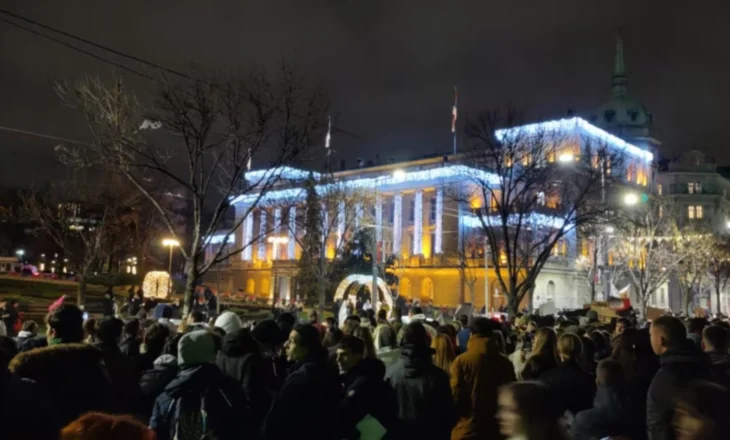 Vijojnë protestat në Beograd, serbët tubim para ndërtesës së Presidencës së Serbisë gjatë fjalimit të Vuçiç