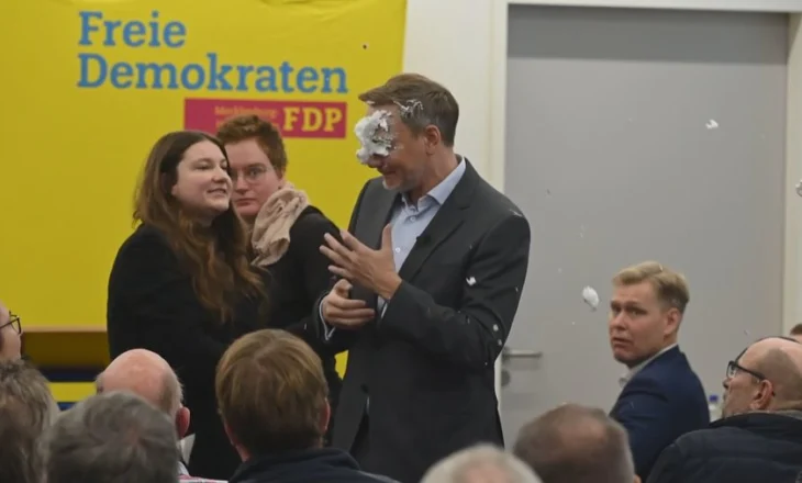 Kandidati kryesor, Christian Lindner goditet gjatë fjalimit elektoral