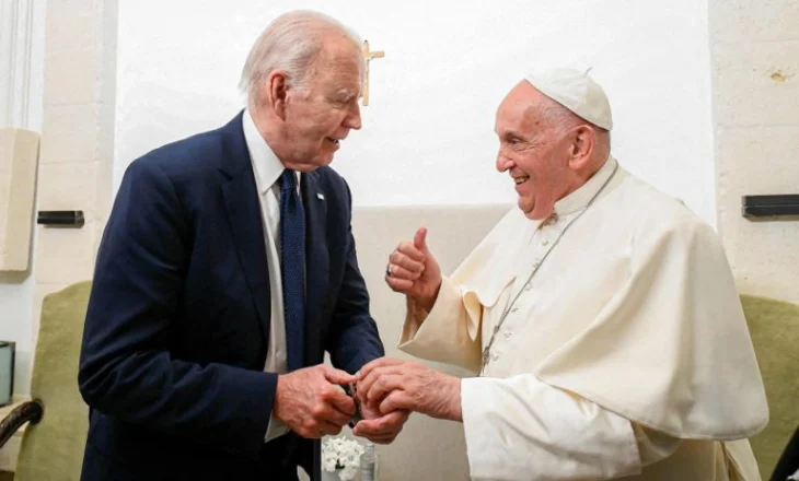 Presidenti amerikan Joe Biden nderon papa Françeskun me Medaljen Presidenciale të Lirisë