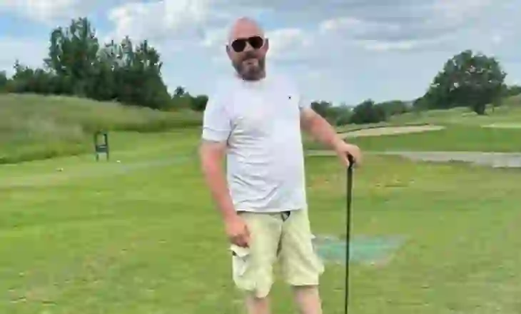 Trafikanti i shqiptarëve me kamion, publikon foto duke luajtur golf në Londër! Rezulton i dënuar në Belgjikë