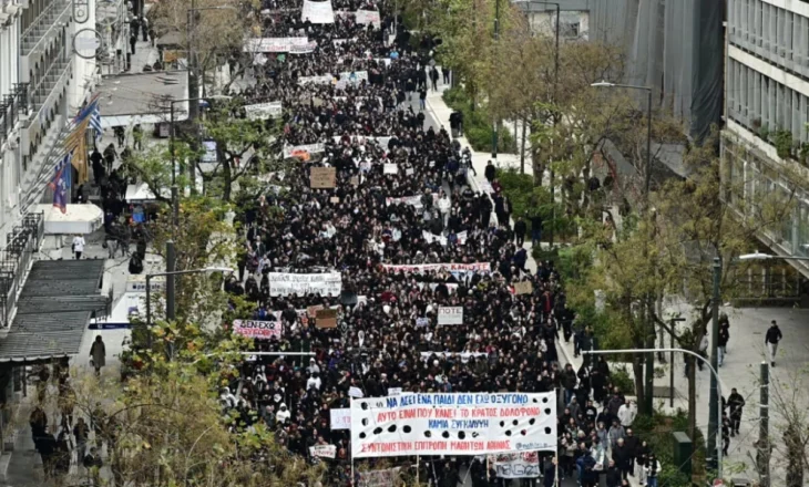 “Duam drejtësi për tragjedinë e përplasjes së trenave”/ Mijëra studentë grekë marshojnë para parlamentit në Athinë, protestë edhe në 30 qytete të tjera