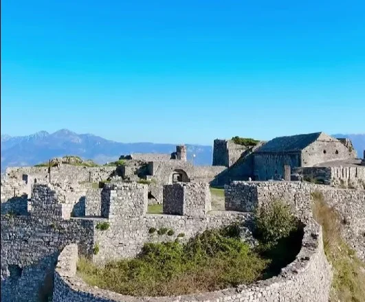 Kalaja e Rozafës nën magjinë e Karnavaleve të Shkodrës (VIDEO)