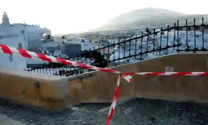 Santorini magjik vazhdon të lëkundet mbi vërshimin e magmës së lëngët të vullkanit