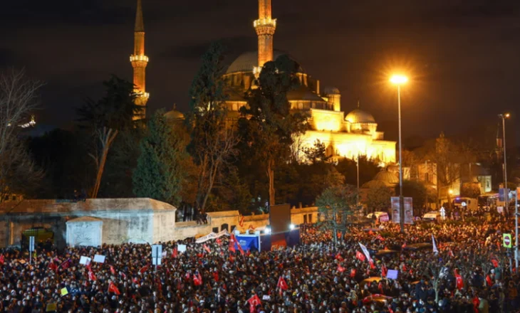 10 mijë veta në shesh, protestë për kryetarin e arrestuar