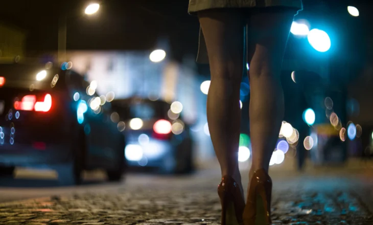 19-vjeçarja nga Berati shfrytëzonte dy motrat për prostitucion, njëra prej tyre vetëm 15 vjeç