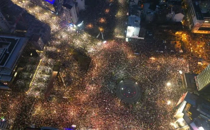 320 mijë njerëz në Beograd në protestë. Vuçiç: “Të gjithë njerëzit në pushtet duhet ta kuptojnë mesazhin kur mblidhen kaq shumë njerëz”